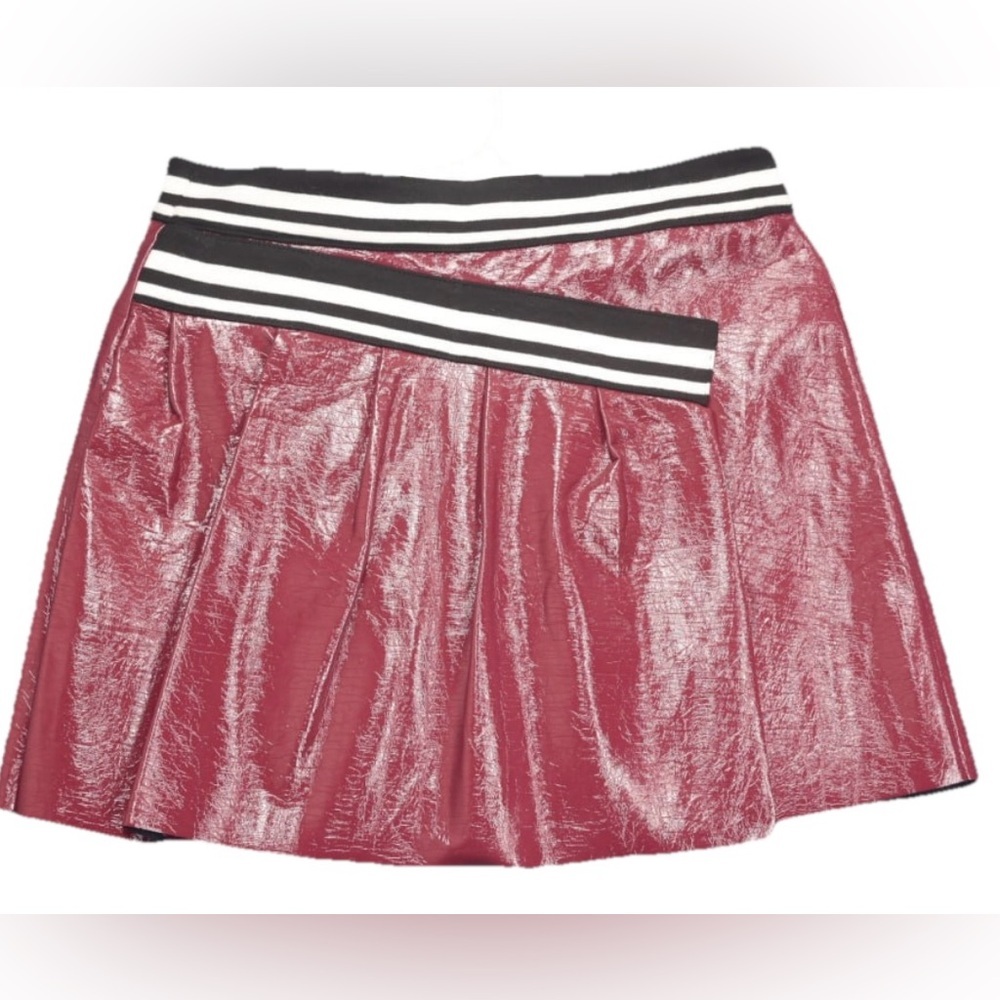 BCBGeneration Patent Faux Leather Pleated Mini Varsity Maroon Skirt Sz 6‎ K-Pop